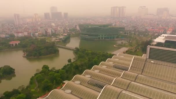 ХАНОЙ, ВЬЕТНАМ - АПРЕЛЬ, 2020: Воздушный беспилотник с видом на крышу Национального конгресс-центра Вьетнама и город Ханой . — стоковое видео
