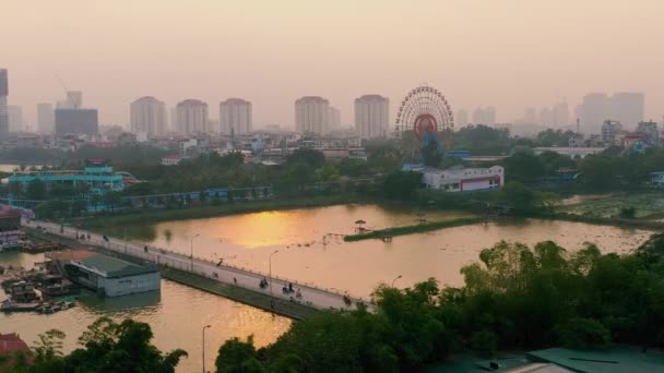 HANOI, VIETNAM - APRIL, 2020: Uitzicht vanuit de lucht op het reuzenrad en het stadsgezicht van een van de districten in Hanoi. — Stockvideo