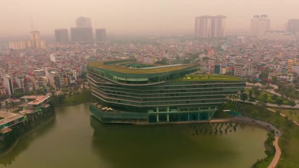 HANOI, VIETNAM - Duben, 2020: Letecký panorama pohled na JW Marriott Hotel a město Hanoj v blízkosti jezera. — Stock video