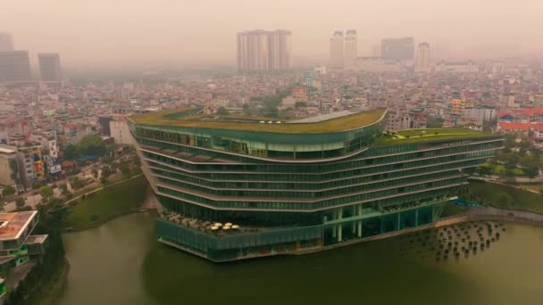 HANOI, VIETNAM - ΑΠΡΙΛΙΟΣ, 2020: Αεροφωτογραφία του JW Marriott Hotel και του αστικού τοπίου του Ανόι κοντά στη λίμνη. — Αρχείο Βίντεο