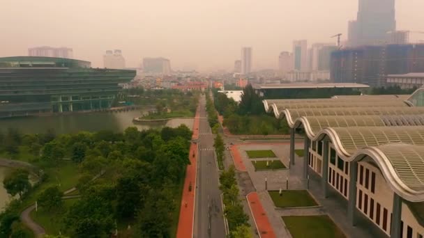 HANOI, VIETNAM - APRIL, 2020: Luchtpanorama van het Vietnam National Convention Center en het stadsgezicht van Hanoi. — Stockvideo