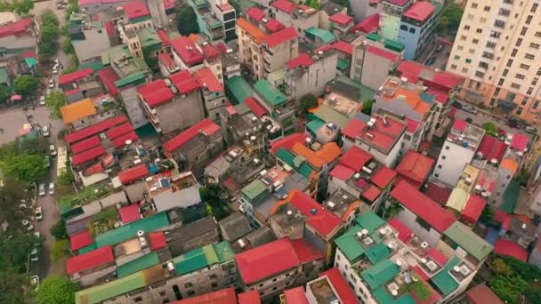 HANOI, VIETNAM - ABRIL, 2020: Vista panorámica aérea de los tejados de las casas y encrucijada de la ciudad de Hanoi . — Vídeos de Stock