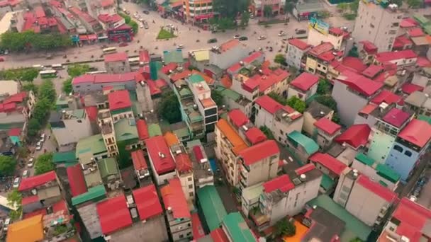 HANOI, VIETNAM - APRIL, 2020: Letecký výhled na střechy domů a křižovatky města Hanoje. — Stock video