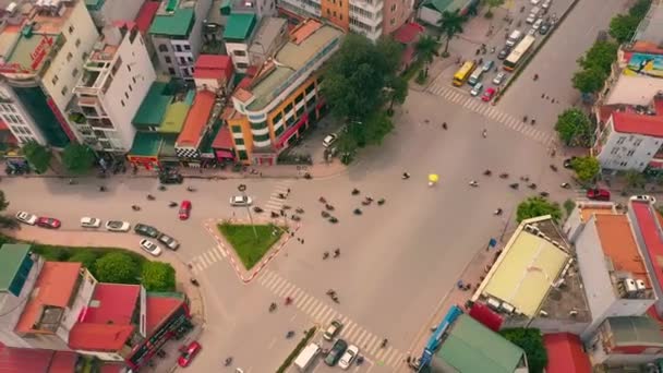 HANOI, VIETNAM - APRIL, 2020: Blick aus der Luft auf die Dächer von Häusern und die Kreuzung der Stadt Hanoi. — Stockvideo