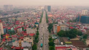 HANOI, VIETNAM - APRIL, 2020: Hanoi kentinin çatılarının ve geniş bant yolunun hava manzarası.