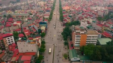 HANOI, VIETNAM - APRIL, 2020: Hanoi kentinin çatılarının ve geniş bant yolunun hava manzarası.