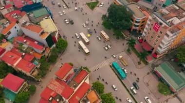 HANOI, VİETNAM - Nisan 2020: Hanoi kentinin çatılarının ve kavşağının hava manzarası.