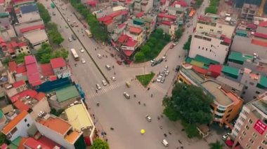 HANOI, VİETNAM - Nisan 2020: Hanoi kentinin çatılarının ve kavşağının hava manzarası.