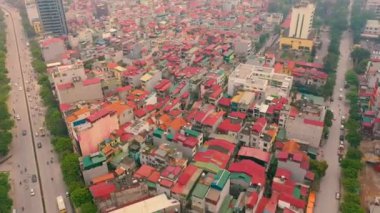 HANOI, VİETNAM - Nisan 2020: Hanoi 'nin çatılarının ve şehir manzarasının gökyüzü manzarası.