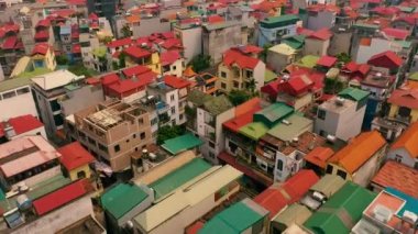 HANOI, VİETNAM - Nisan 2020: Hanoi kentinin semtlerinden birinin çatılarının gökyüzü manzarası.
