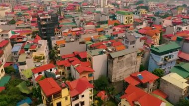 HANOI, VİETNAM - Nisan 2020: Hanoi kentinin semtlerinden birinin çatılarının gökyüzü manzarası.