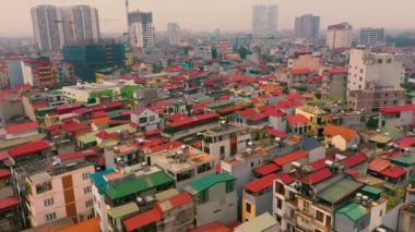 HANOI, VİETNAM - Nisan 2020: Hanoi kentinin çatılarının ve şehir manzarasının hava manzarası.