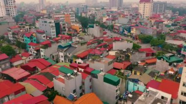 HANOI, VİETNAM - Nisan 2020: Hanoi kentinin çatılarının ve kavşağının hava manzarası.