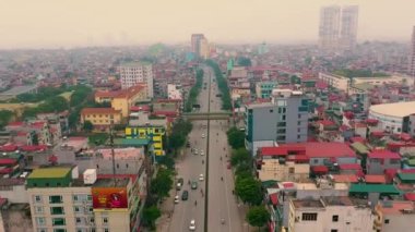 HANOI, VIETNAM - APRIL, 2020: Hanoi kentinin çatılarının ve geniş bant yolunun hava manzarası.