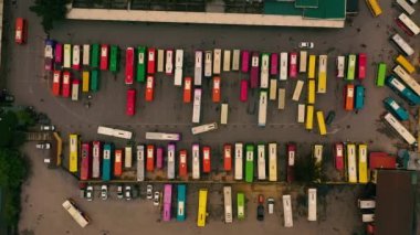 HANOI, VİETNAM - Nisan 2020: Hanoi otobüs durağının otoparkındaki otobüslerin çatılarının hava manzarası.