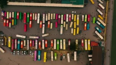 HANOI, VİETNAM - Nisan 2020: Hanoi otobüs durağının otoparkındaki otobüslerin çatılarının hava manzarası.