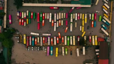 HANOI, VİETNAM - Nisan 2020: Hanoi otobüs durağının otoparkındaki otobüslerin çatılarının hava manzarası.