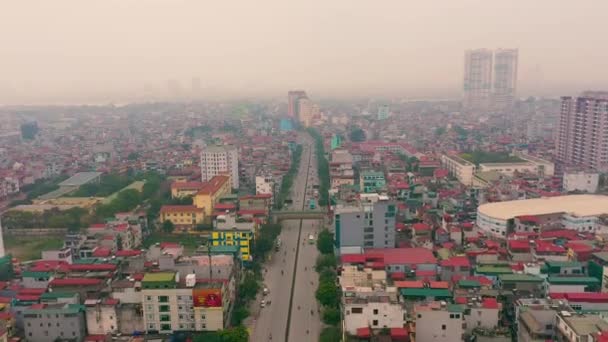 HANOI, VIETNAM - APRIL, 2020: Повітряна панорама на дахи будинків і широкосмугову дорогу міста Ханой. — стокове відео