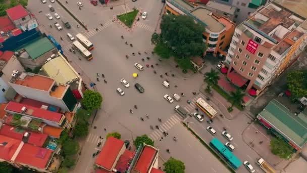 ХАНОЙ, ВЬЕТНАМ - АПРЕЛЬ, 2020: Вид с воздуха на крыши домов и перекресток города Ханой . — стоковое видео