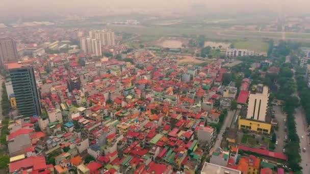 HANOI VIETNAM - ÁPRILIS, 2020: Légi panoráma a házak tetejére és Hanoi városképére. — Stock videók