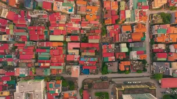 HANOI, VIETNAM - Duben, 2020: Letecký panoramatický výhled na střechy domů jednoho z okresů města Hanoje. — Stock video