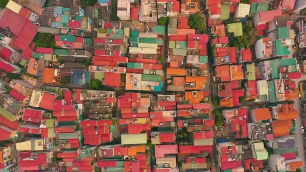 HANOI, VIETNAM - Duben, 2020: Letecký panoramatický výhled na střechy domů jednoho z okresů města Hanoje. — Stock video