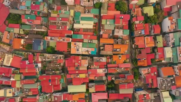 HANOI VIETNAM - ÁPRILIS, 2020: Légi panoráma kilátás nyílik a házak tetején az egyik kerülete Hanoi. — Stock videók