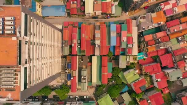 HANOI, VIETNAM - Duben, 2020: Letecký panoramatický výhled na střechy domů jednoho z okresů města Hanoje. — Stock video