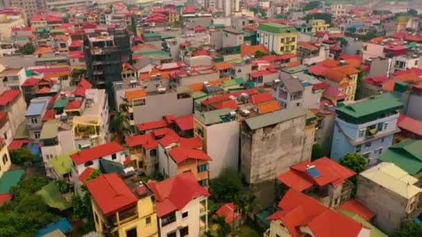 HANOI, VIETNAM - APRIL, 2020: Flygfoto över taken på husen i ett av stadsdelarna i Hanoi. — Stockvideo