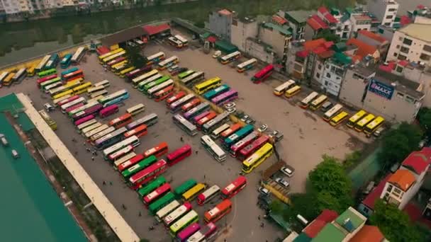 HANOI, VIETNAM - ÁPRILIS, 2020: Légi panoráma a buszpályaudvarra közel a csatorna Hanoi város. — Stock videók