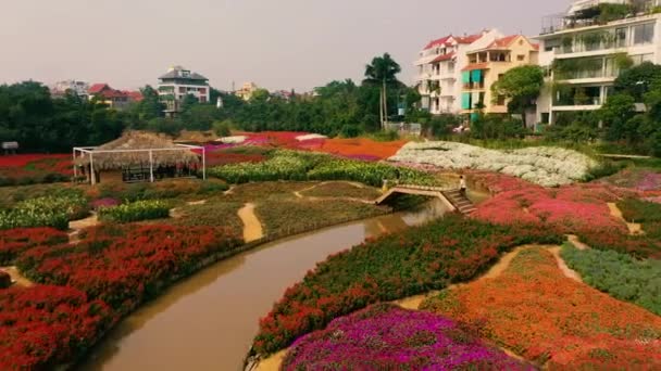 HANOI, VIETNAM - APRILIE, 2020: Vedere aeriană a grădinii de flori cu verande și canal în apropierea lacului de vest al Hanoi . — Videoclip de stoc