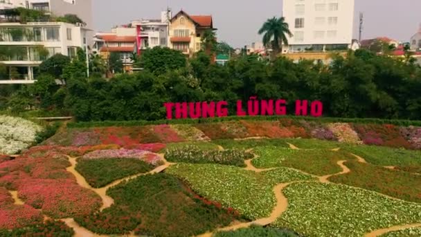 HANOI, VIETNAM - Duben, 2020: Letecký panoramatický výhled na květinovou zahradu u západního jezera Hanoje na jaře. — Stock video