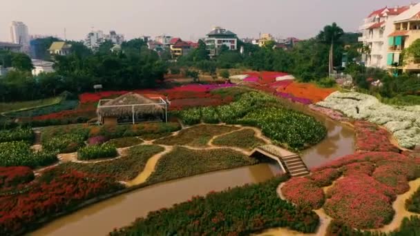 HANOI, VIETNAM - ABRIL, 2020: Vista aérea del jardín de flores con porches y canal cerca del lago oeste de Hanoi . — Vídeo de stock