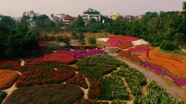 HANOI, VIETNAM - Duben 2020: Letecký pohled na květinovou zahradu s verandami a průplavem u západního jezera Hanoje. — Stock video