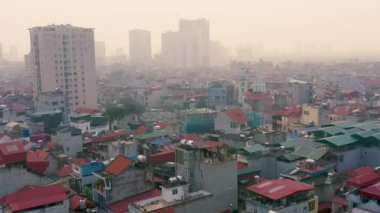 HANOI, VİETNAM - Nisan 2020: Hanoi kentinin semtlerinden birinin çatılarının gökyüzü manzarası.