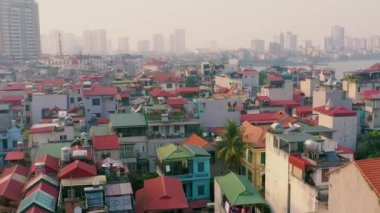 HANOI, VİETNAM - Nisan 2020: Hanoi kentinin semtlerinden birinin çatılarının gökyüzü manzarası.