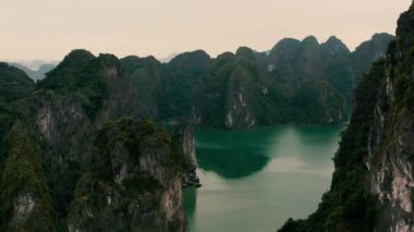 HALONG BAY, VİETNAM - Nisan 2020: Vietnam 'da Halong Körfezi yağmur ormanlarıyla kaplı taş adaların hava manzarası.