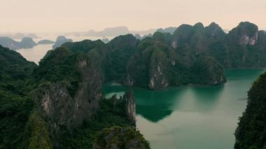 HALONG BAY, VİETNAM - Nisan 2020: Vietnam 'da Halong Körfezi yağmur ormanlarıyla kaplı taş adaların hava manzarası.