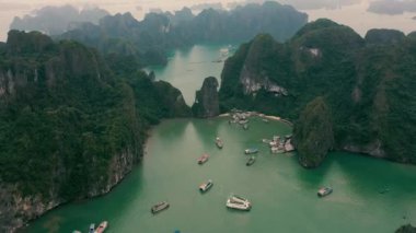 HALONG BAY, VİETNAM - Nisan 2020: Vietnam 'daki Halong Körfezi kayalık adalarındaki iskele manzarası.