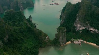 HALONG BAY, VİETNAM - Nisan 2020: Vietnam 'daki Halong Körfezi kayalık adalarındaki iskele manzarası.
