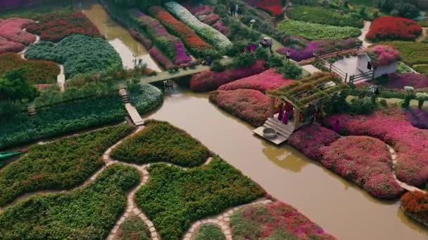 HANOI, VIETNAM - Duben, 2020: Letecký pohled shora na květinovou zahradu s krásnými verandami se nachází v blízkosti západního jezera Hanoje. — Stock video