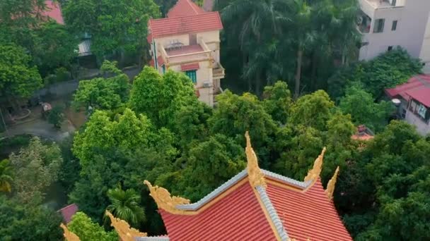 HANOI, VIETNAM - APRIL, 2020: Aerial panorama view of the roof of the pagoda - holy temple in the city of Hanoi. — Stock Video