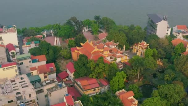 HANOI VIETNAM - Április, 2020: Légi drón kilátás a tető a pagoda - szent templom közelében tó a város Hanoi. — Stock videók