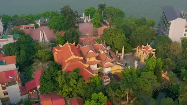 HANOI, VIETNAM - ABRIL, 2020: Vista aérea del techo de la pagoda - templo sagrado cerca del lago en la ciudad de Hanoi . — Vídeo de stock