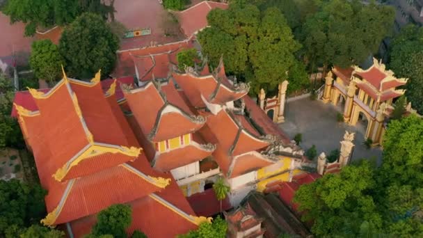 HANOI, VIETNAM - Duben, 2020: Letecký pohled na střechu pagody - svatý chrám a nádvoří ve městě Hanoj. — Stock video