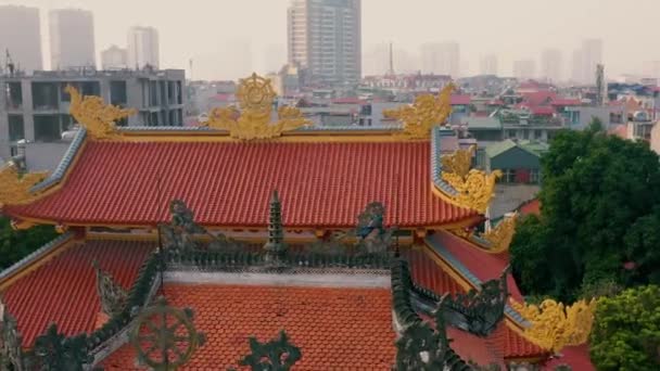 HANOI, VIETNAM - APRIL, 2020: Aerial Panorama view of the roof of the pagoda - Holy temple in Hanoi. — 비디오
