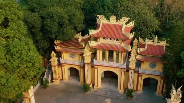 ХАНОЙ, ВЬЕТНАМ - АПРЕЛЬ, 2020: Вид с воздуха на ворота пагоды - священный храм и город Ханой . — стоковое видео