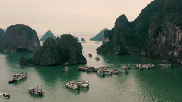 АЛОНГ-БЕЙ, ВЬЕТНАМ - АПРЕЛЬ, 2020: Вид с воздуха на залив Халонг - всемирное природное наследие Вьетнама . — стоковое видео