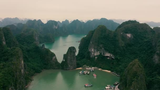 HALONG BAY, VIETNAM - KWIECIEŃ, 2020: Widok z lotu ptaka na molo na skalistych wyspach Zatoki Halong w Wietnamie. — Wideo stockowe