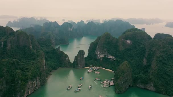 HALONG BAY, VIETNAM - KWIECIEŃ, 2020: Widok z lotu ptaka na molo na skalistych wyspach Zatoki Halong w Wietnamie. — Wideo stockowe